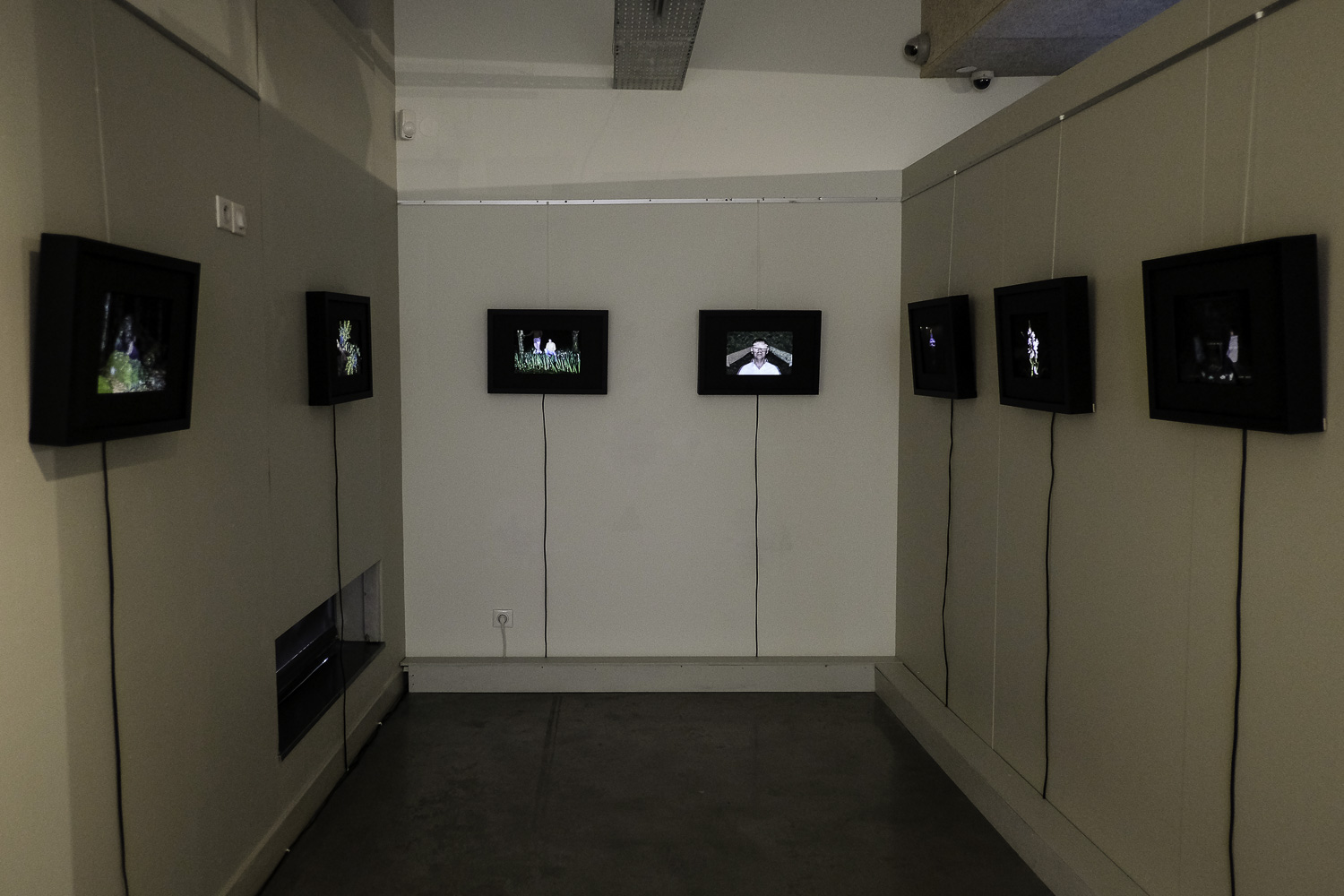 Sur la surface, à peine